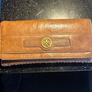 Tory Burch wallet. Very lightly used.